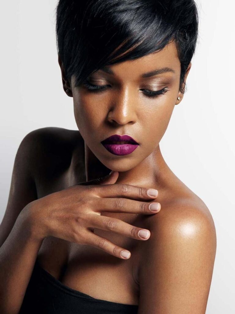 Maquillage professionnel sur peau noire et métissée avec teint lumineux et mise en valeur du regard